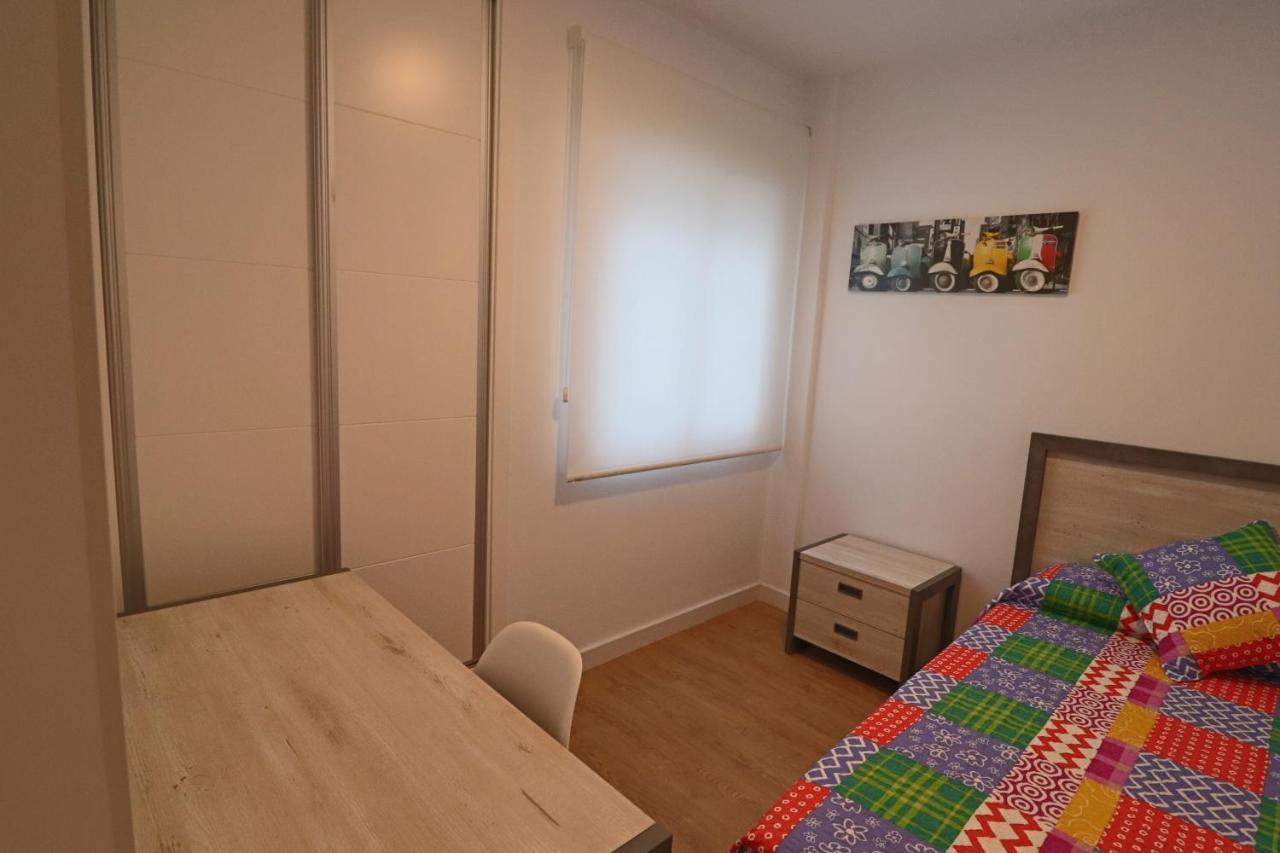Poeta 2 Bedroom Apartment Фуeнхирола Екстериор снимка