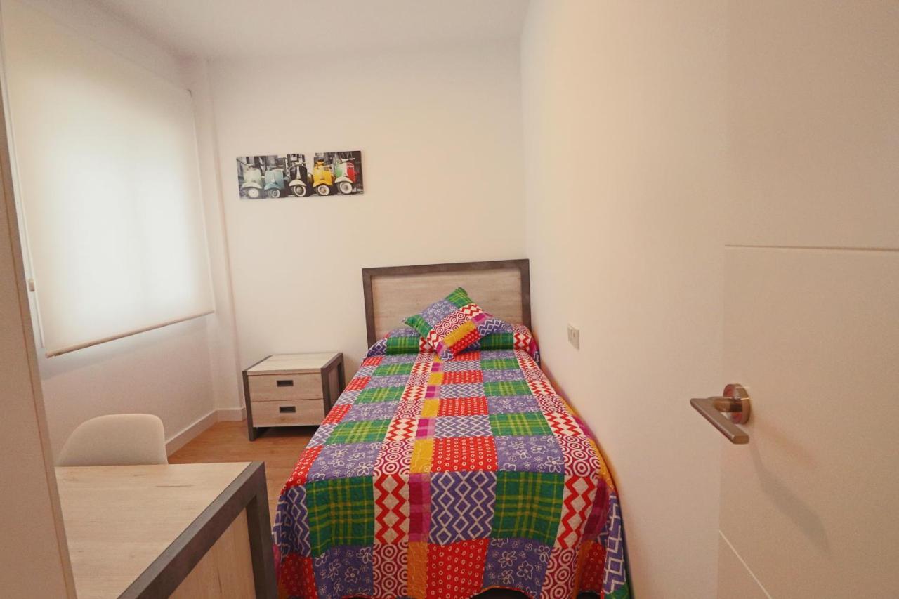 Poeta 2 Bedroom Apartment Фуeнхирола Екстериор снимка